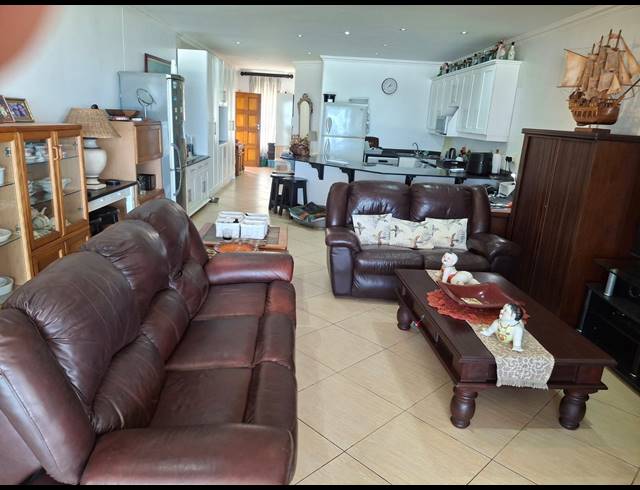 3 BEDROOM SECTIONAL TITLE FOR SALE IN UVONGO BEACH